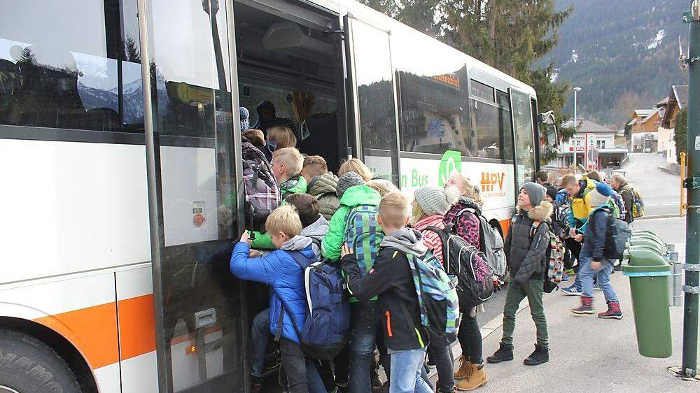 Oft drängen Hunderte Schüler in die Busse, die Chauffeure können kaum den Überblick wahren (Sujetbild)