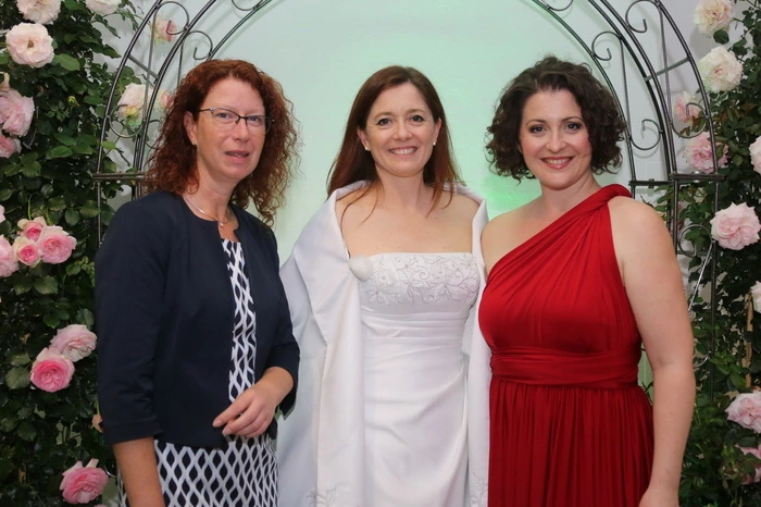 Das Organisations-Duo Theresia Bauer und Isabel Tropper-Hölzl mit Sängerin Ulrike Tropper.