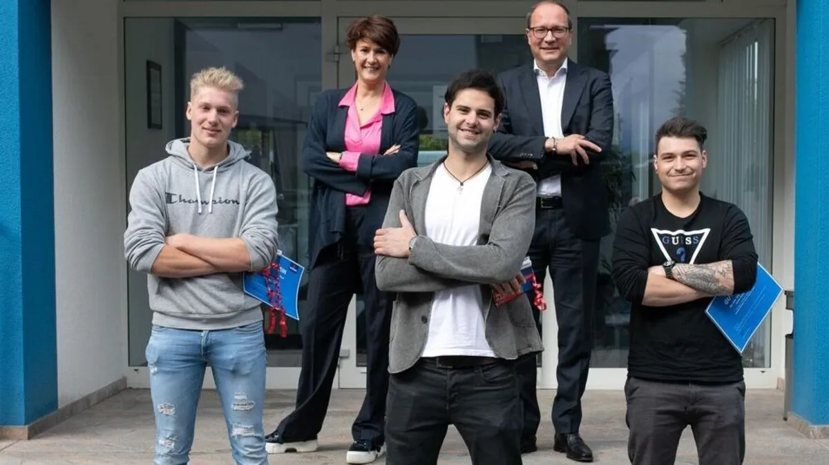 Der Pitztaler Dominik Wechner, der Brixentaler Christian Kirchmair und der Osttiroler Johannes Kratzer (erste Reihe von links) sind die „Lehrlinge des Jahres 2020“ in der BODNER Gruppe. Firmenchef Thomas Bodner übergab mit Gattin Sandra Bodner die Auszeichnungen