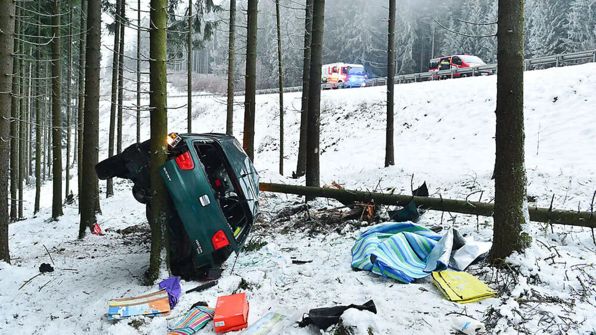 Kaum zu glauben, der Autolenker stieg fast unverletzt aus diesem Wrack