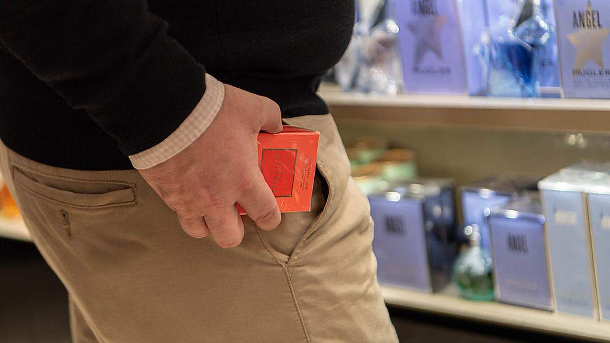 Der Mann stahl zunächst in einem Kaufhaus zwei teure Parfums (Sujetbild)
