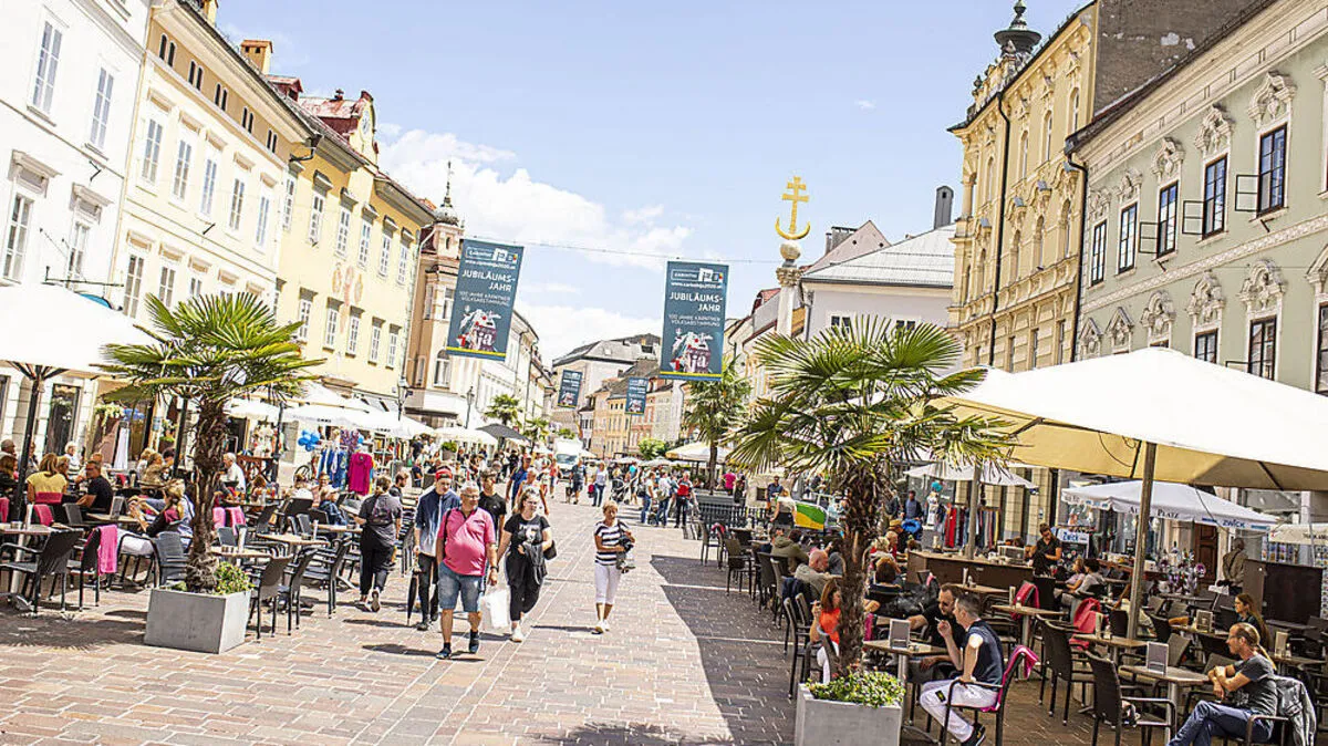 Der Alte Platz gehört zum historischen Kern der  andeshauptstadt und wird vom Bundesdenkmalamt unter Schutz gestellt 