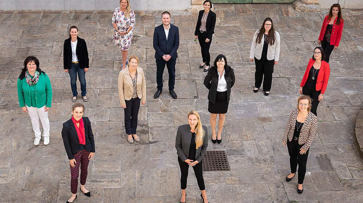 Landesrätin Bogner-Strauß und Pflegeexpertinnen