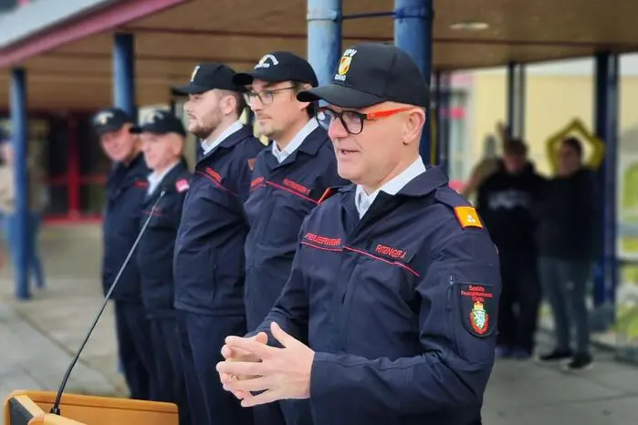 An sechs Stationen wurden die Teilnehmer auf Herz und Nieren geprüft, vom Absetzen einer Einsatzsofortmeldung über Kartenkunde bis hin zur richtigen Funkdisziplin im Ernstfall. Bewerbsleiter Abschnittsbrandinspektor Günther Theisbacher zeigte sich mit den Leistungen sehr zufrieden: „Die Bewerberinnen und Bewerber haben eindrucksvoll bewiesen, wie gut sie für den Funkdienst gerüstet sind. Das hohe Ausbildungsniveau in unseren Feuerwehrbereichen ist deutlich spürbar.“