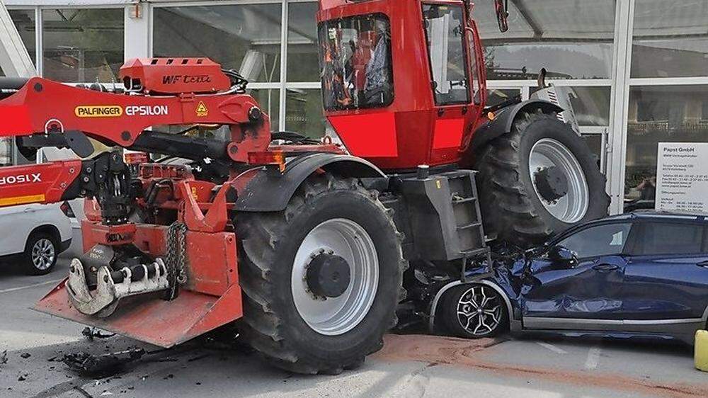 Spektakulär im Mai: Ein Forsttraktor geriet außer Kontrolle und ramponierte neuwertige BMW vor einem Voitsberger Autohaus