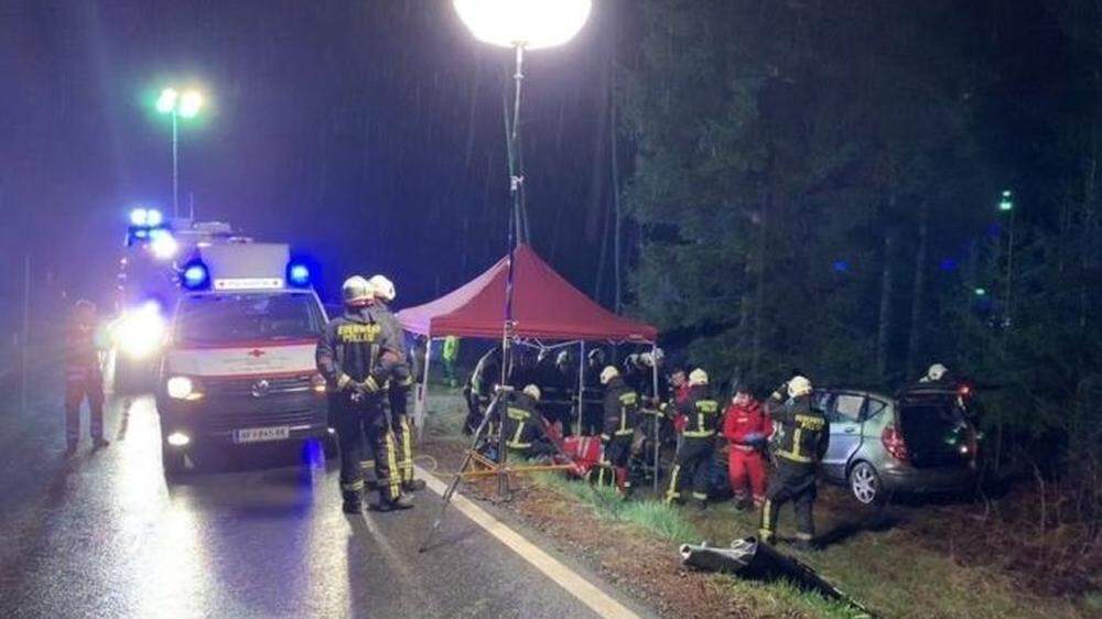 Die Einsatzkräfte am Unfallort in Pöllau