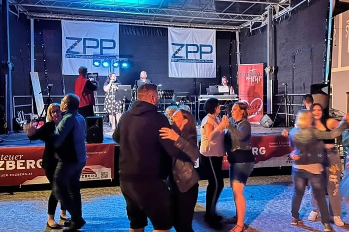 Das Konzert begann bereits um 17 Uhr mit einem umjubelten Auftritt der Innerberger Böhmischen. Werner Lechners "Solo for One &amp; Friends" spielte ab 19 Uhr bis in die Nachtstunden auf und motivierte einige Eisenerzinnen und Eisenerzer sowie Gäste zum Tanzen und Shaken rund um den Bergmannsbrunnen.
