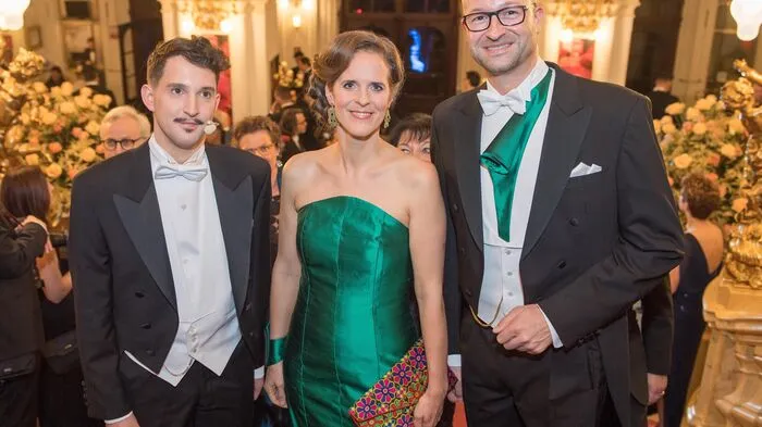 Puppenspieler und Conferencier Nikolas Habjan gemeinsam mit Hausherrin und Opernintendatin Nora Schmid und Organisator Bernd Pürcher.