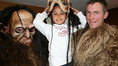 Klaubauf und Flüchtlinge begegneten einander in Virgen. Das fand Beachtung in der britischen Tageszeitung "Mirror"