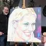 Bezirksrichter Johann Kogelnig mit einem seiner Meisterwerke, das die Kärntner Schauspielerin Magda Kropiunig porträtiert