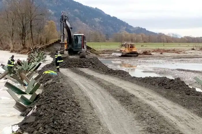 So sieht der fertige Damm im Gailtal aus.