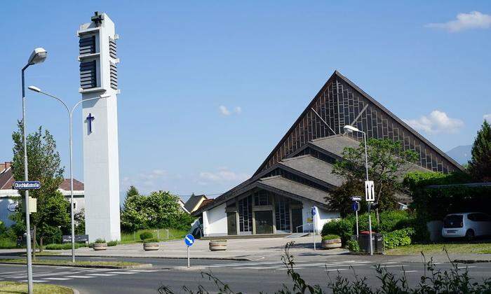 Die von Adolf Bucher geplante Kirche St. Teresia an der Pischeldorferstraße in Klagenfurt 