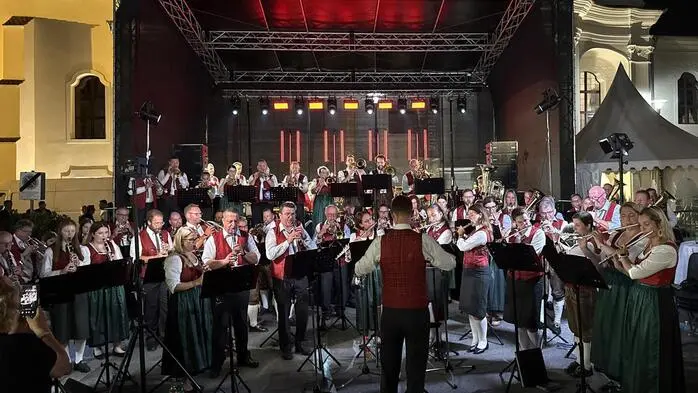 Stadtkapelle Fürstenfeld, der Musikverein Söchau und Brass Cuvée brachten den Fürstenfelder Augustinerplatz am Freitag zum Klingen. Als Höhepunkt der Augustini-Blasmusiknacht stimmten insgesamt 80 Musiker gemeinsam den Radetzky-Marsch an und sorgten für beste Stimmung. Weitere fünf Blasmusikklassiker ernteten tosenden Applaus der kleinen und großen Blasmusik-Fans.