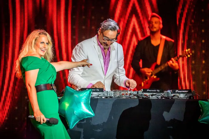 Barbara Schöneberger moderierte den Abend nicht nur mit Hans Sigl, sie sang auch "Sex Bomb" mit DJ Mousse T. 