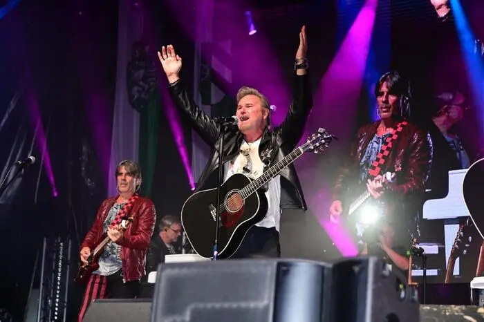 Nik P. und Band beim Auftritt im Sportzentrum