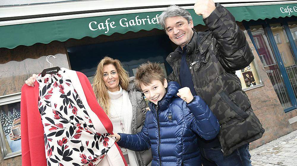Sie gehen mit positivem Beispiel voran: Carola und Günter Arztmann, im Bild mit Sohn Roman, erweitern das „Modemosaik“ im Café Gabriel