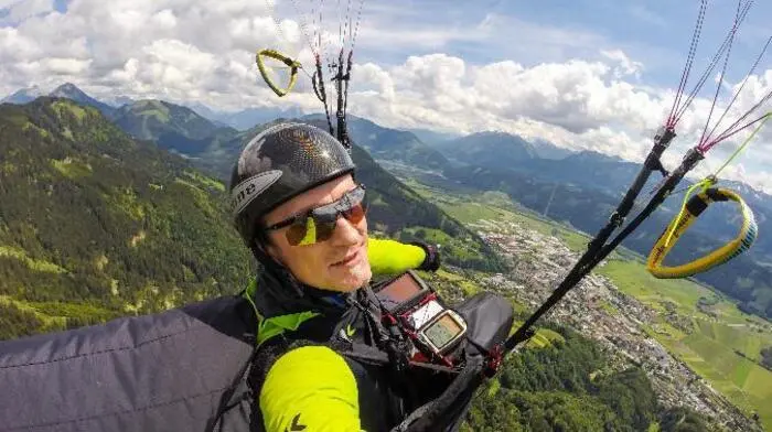 Der Liezener Alexander Robé krönte sich mit seinen heurigen Gleitschirm-Flugleistungen zum König aller Paragleiter weltweit und darf sich offiziell Weltmeister im Gleitschirm-Streckenfliegen nennen. Mit 30. September ging eine für den 40-Jährigen praktisch makellose Flugsaison zu Ende.