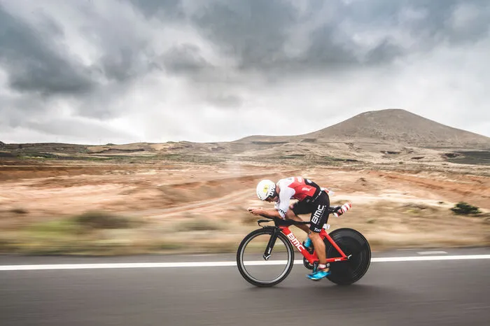 Bizarre Landschaftsformen, üppige Vegetation, wilde Atlantikstrände: Auf Lanzarote wählen Rennradler aus 6 ausgewiesenen Strecken, allesamt vor markanter Naturkulisse. Anspruchsvollste ist die 180 Kilometer lange Ironman-Runde (2551 Höhenmeter): Durch den Nationalpark Timanfaya inmitten steil aufragender Vulkankegel verläuft die Route entlang der Küstenorte La Santa und Caleta de Famara, dann in Serpentinen aufs Famara-Massiv, weiter in Haarnadelkurven hinunter Richtung Haría. Vom Aussichtspunkt Mirador del Río mit Blick auf die benachbarte Kanareninsel La Graciosa geht‘s durch das Weinbaugebiet La Geria zurück zum Ausgangspunkt Puerto del Carmen. Streckenpläne sowie GPS-Tracks zum Download unter www.lanzaroteesd.com