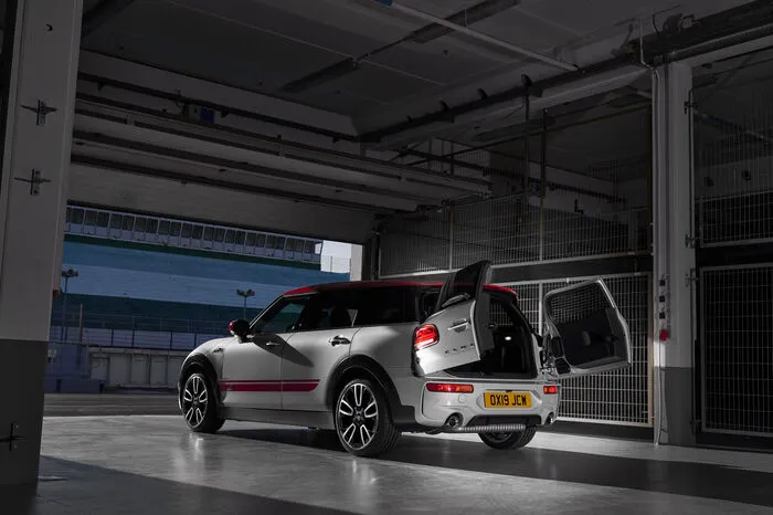 Entsprechend deutlich wurde das Spurtvermögen gesteigert: Der Kombi lässt sich 4,9, das SUV 5,1 Sekunden Zeit, um die 100-km/h-Marke zu knacken. Erstmals ist es notwendig, die Höchstgeschwindigkeit auf 250 km/h abzuregeln.