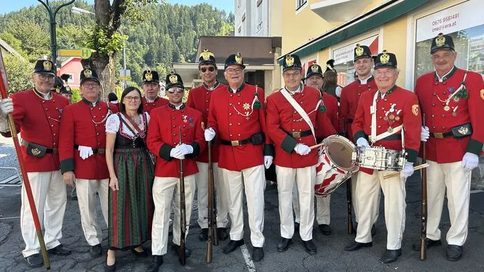 Die ortsansässige Bürgergarde war beim Umzug ganz vorne mit dabei.