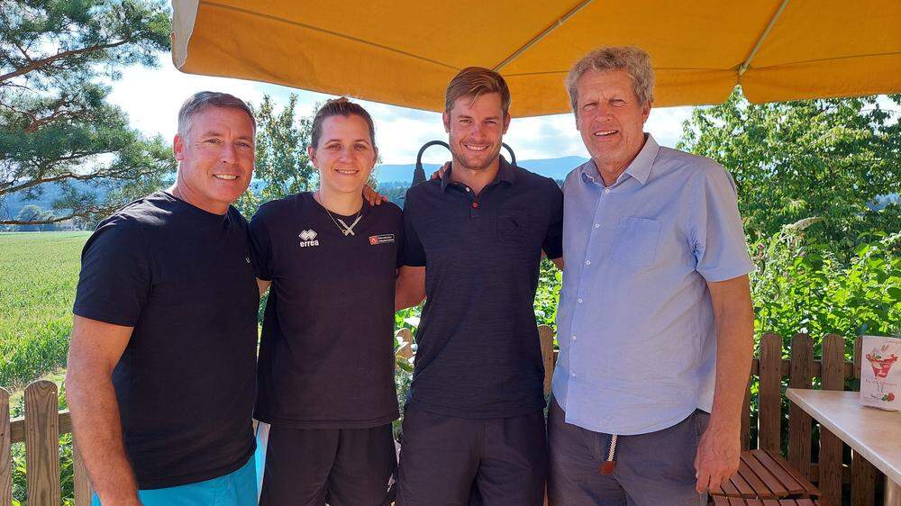 Sophie Wallner mit Cheftrainer Martin Spirk und den ATSC-Verantwortlichen Voggenberger (links) und Laibacher