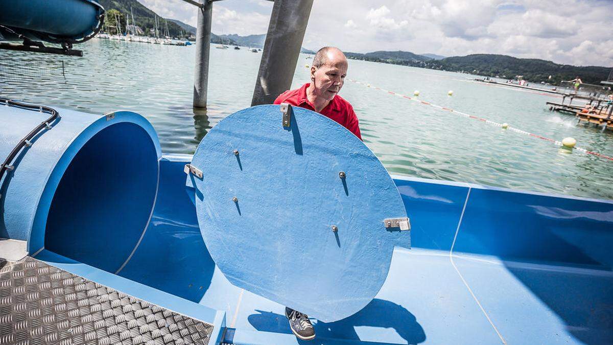 Bäderchef Gerald Knes musste die Rutsche sperren