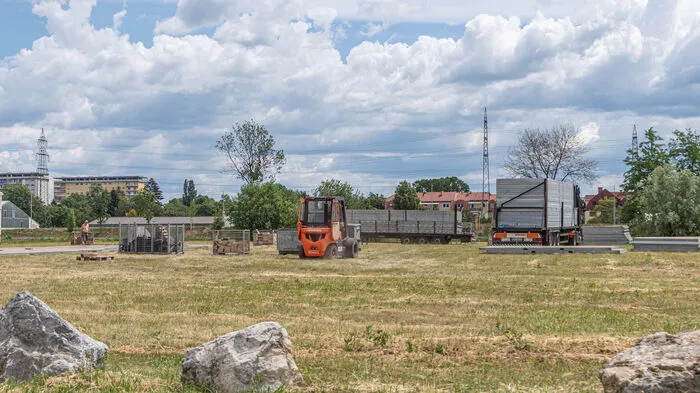 Auf der 20.000 Quadratmeter großen Wiese in Puntigam in Graz wird an einem neuen Vergnügungspark gebaut.