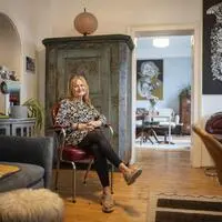 Karin Petrowitsch in ihrem Wohnzimmer