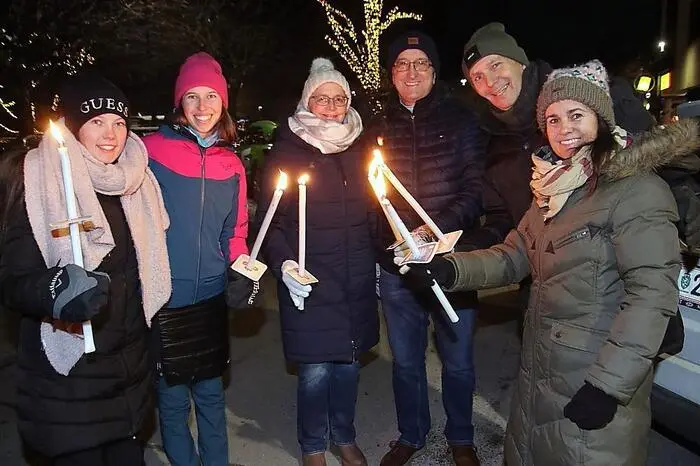 Aus mehreren Orten im Bezirk waren Menschen von Jung bis Alt der Einladung zur stimmungsvollen Wanderung durch die Stadtgemeinde gefolgt.