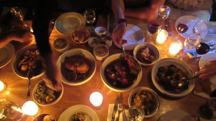 Marrakesch bietet eine Vielzahl ausgezeichneter Restaurants mit orientalischem Ambiente. Ein Glas guter marokkanischer Wein passt nicht nur zur Tajine, dem traditionellen Eintopf, der in einem Schmorgefäß aus Lehm zubereitet wird.