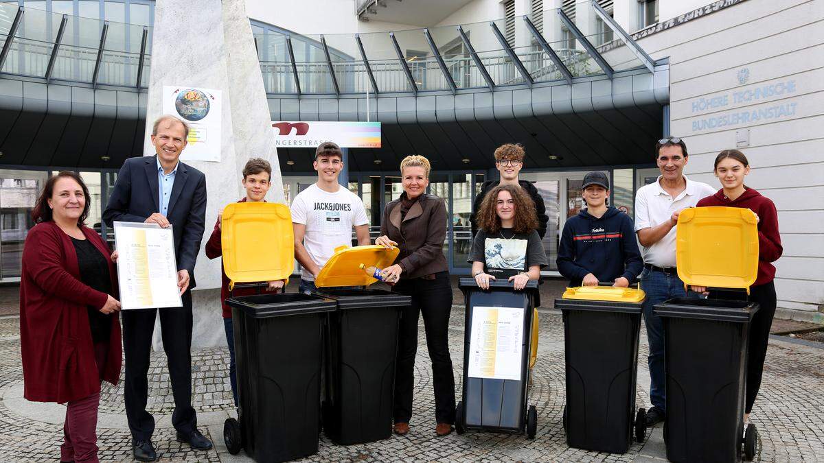 Projektleiterin Manuela Hochmaier (Abteilung Entsorgung), Direktor Hubert Lutnik, Entsorgungsreferentin Stadträtin Sandra Wassermann, Daniel Esterl (HTL) und Schülerinnen und Schüler der HTL-Mössingerstraße präsentierten die Sammelbehälter