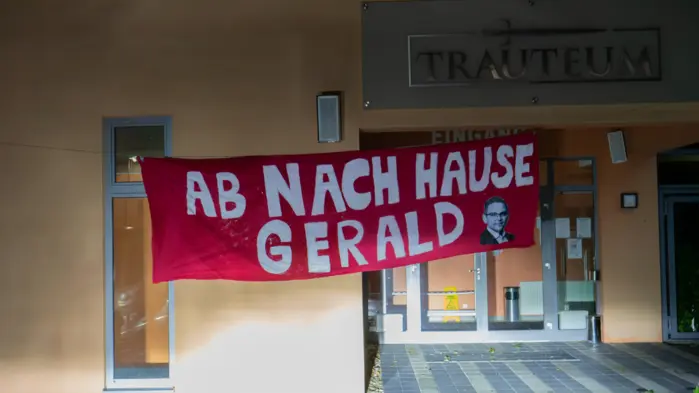Ein „vorhangartiges rotes Transparent“ sieht die FPÖ, die SJ eine Aktion, um auf „menschenfeindliche Rhetorik“ aufmerksam zu machen, die als normale politische Debatte verkauft werde