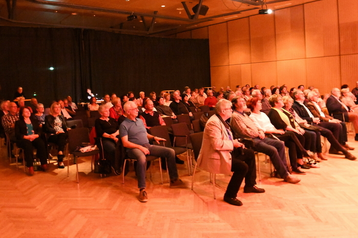 Viele Besucher lauschten der Band, unter anderen auch Signe Fischer-Teuffenbach von der Baumschule Teuffenbach, die ehemalige Arbeitsmarktleiterin Erni Hutter, Installateurmeister Josef Suman, Finanzbeamter Ernst Schober, Bandleader Markus Wutte, Walter Schlagbauer von Kamin-SOS und Mediziner im Ruhestand, Sigi Gaggl.