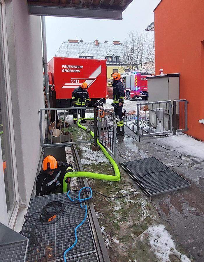 Die Feuerwehr Gröbming wurde zu Pumparbeiten ins Seniorenheim gerufen