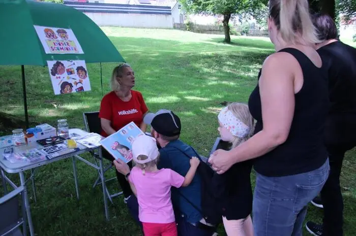 Doch zuvor konnten sich die Kinder und auch die Erwachsenen an einem Kasperltheater erfreuen.