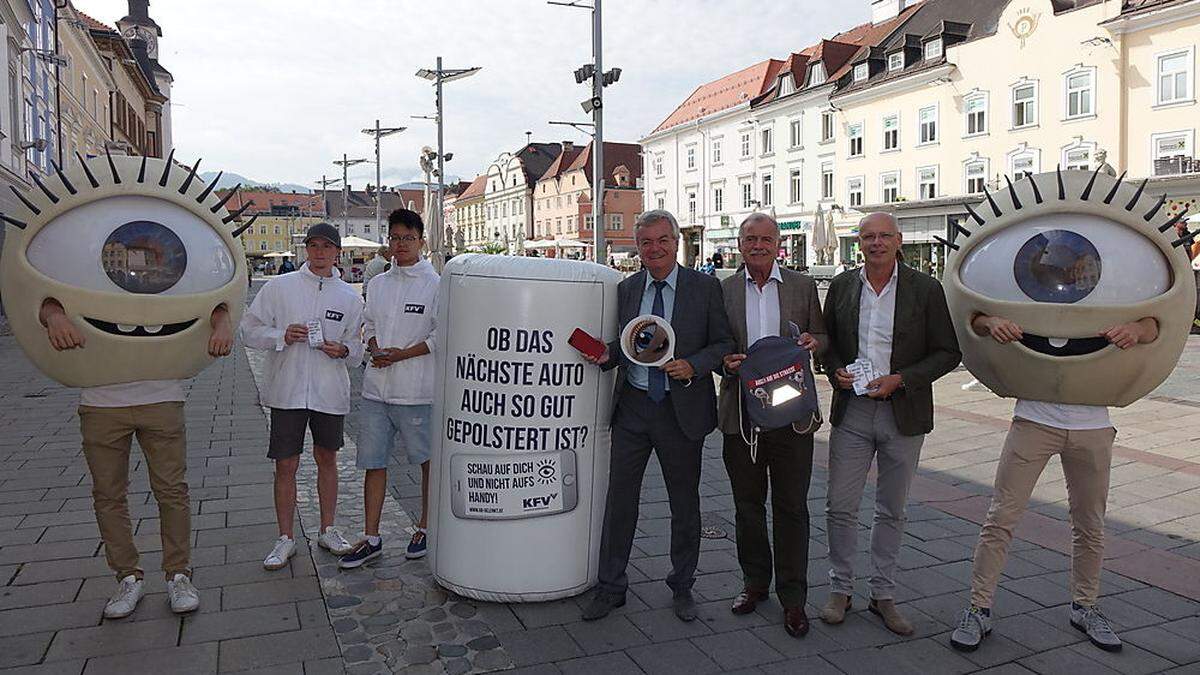 Aktionen um „Handys und Fußgänger“ mit (r.) Peter Felber, Vizebürger Max Jäger (M.) und Verkehrslandesrat Anton Lang