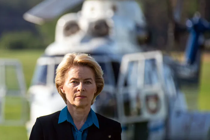 Die deutsche Verteidigungsministerin Ursula von der Leyen (CDU) hatte am Montag den Unglücksort besucht und ihre Trauer über den Verlust der Soldaten bekundet.