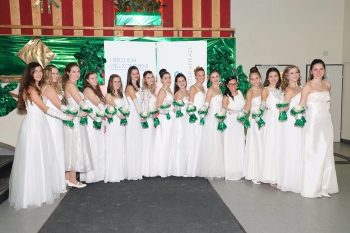 Die jungen Damen boten mit ihren Tanzpartnern eine gelungene Polonaise, einstudiert von der Tanzschule Glauninger.