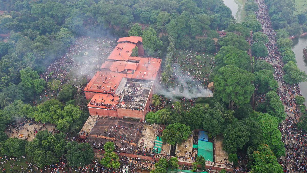 Seit Wochen eskaliert die Gewalt in Bangladesch. Gestern stürmten Demonstranten den Regierungspalast, die Premierministerin musste flüchten. Auf den Straßen Dhakas wurde daraufhin gefeiert  