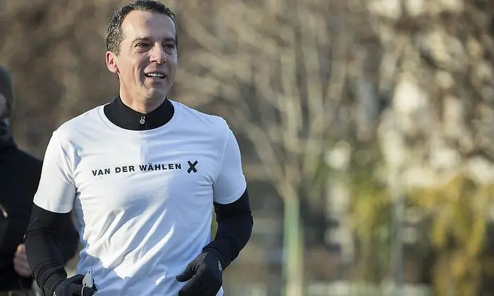 ABD0061_20161130 - WIEN - ÖSTERREICH: ZU APA0362 VOM 30.11.2016 - Bundeskanzler Christian Kern (SPÖ) läuft für Präsidentschaftskandidat Alexander Van der Bellen. Am Mittwoch. 30. November 2016, ließ der Partei- und Regierungschef ein Foto verbreiten, das ihn - gekleidet in ein T-Shirt mit dem Aufdruck 