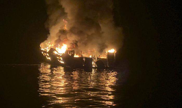 Touristenboot in Flammen