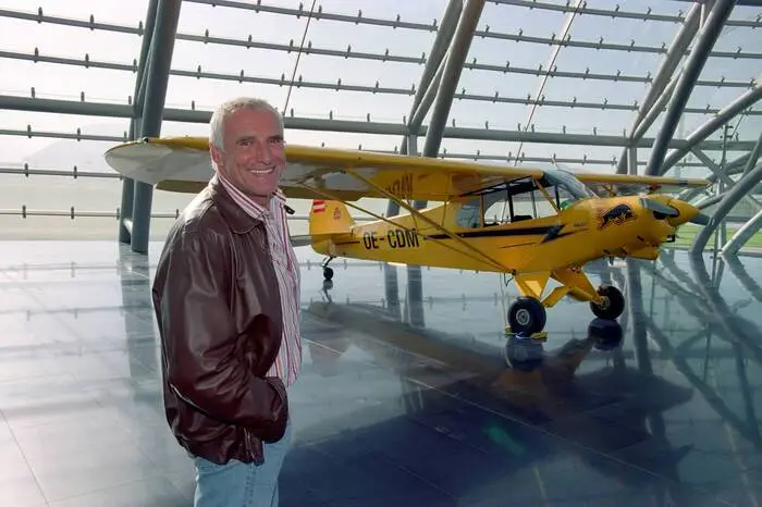 Dietrich Mateschitz hatte stets ein Faible für Flugzeuge. Er sammelte diese und setzt sie als "Flying Bulls" auch als Werbeträger ein. Für die Maschinen ließ er in seiner Wahlheimat Salzburg vom Architekten Volkmar Burgstaller den "Hangar-7" errichten.