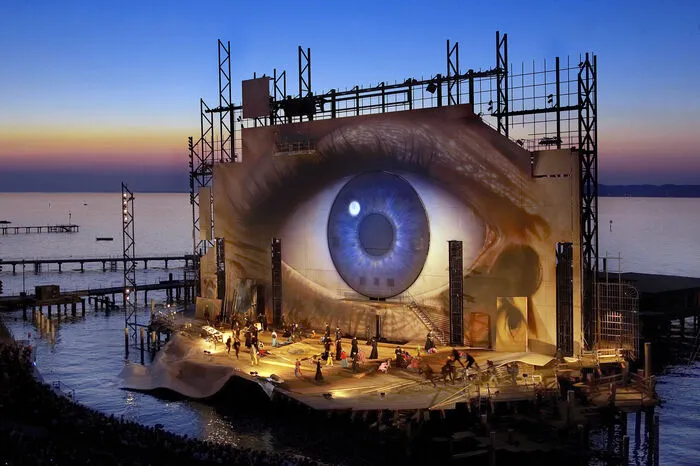 Ein überdimensionales Augengemälde bildet den Hintergrund der Bregenzer "Tosca"-Inszenierung 2007.