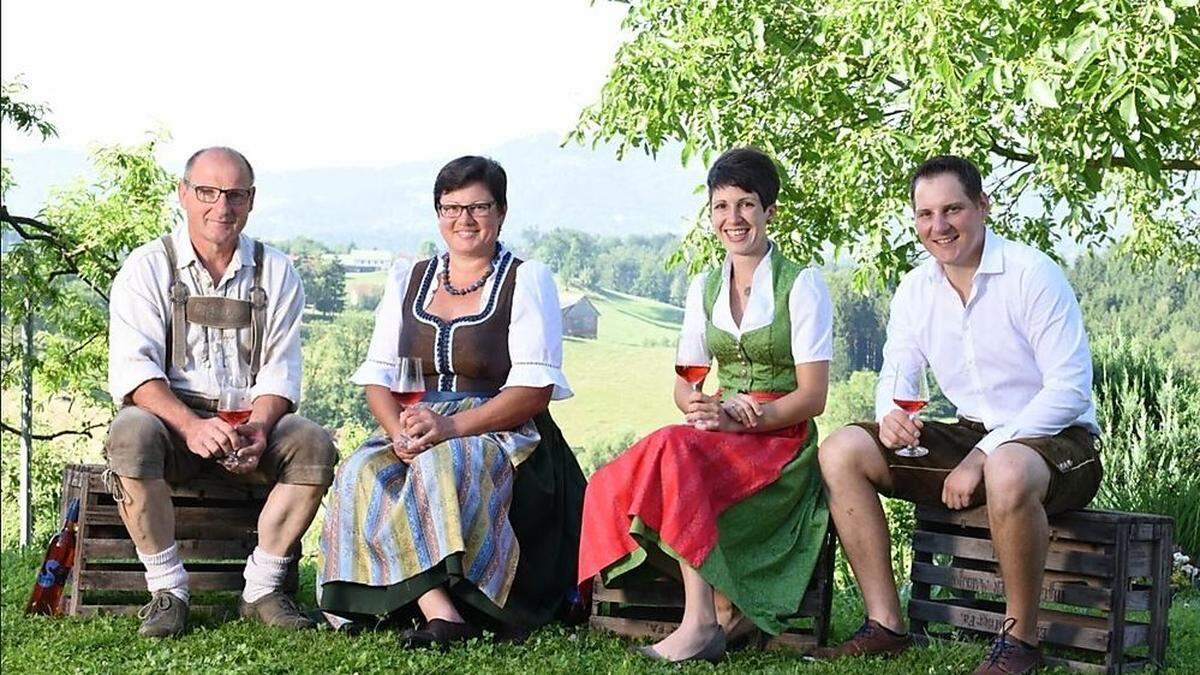 Familie Strohmeier: Johannes, Elisabeth, Christine und Alois (v.l.)