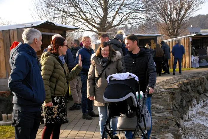 Bei einem Bummel rund um den See stieg den Besucherinnen und Besuchern süßer Duft von hausgemachten Mehlspeisen, Punsch, Glühwein und anderen Getränken in die Nase.