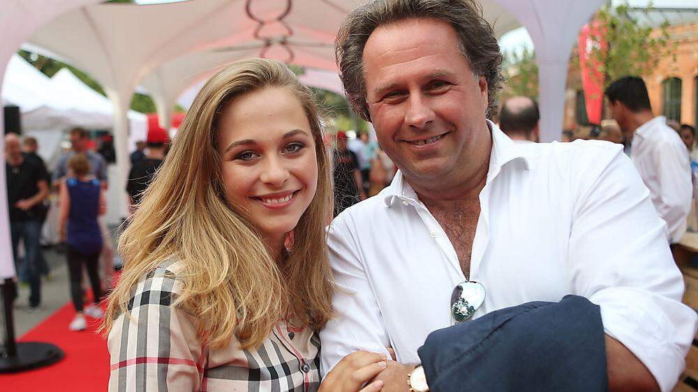 Sophia Flörsch bei einem Sponsortermin mit ihrem Vater im Vorjahr 