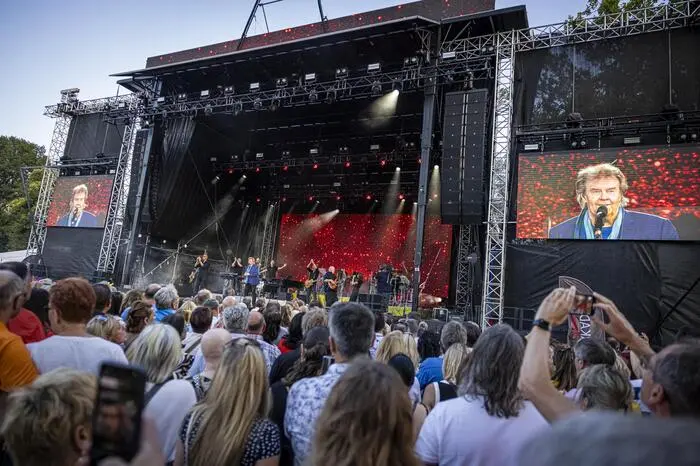 In Klagenfurt trat er in der für die Starnacht aufgebaute Arena in der Wörthersee-Ostbucht auf.