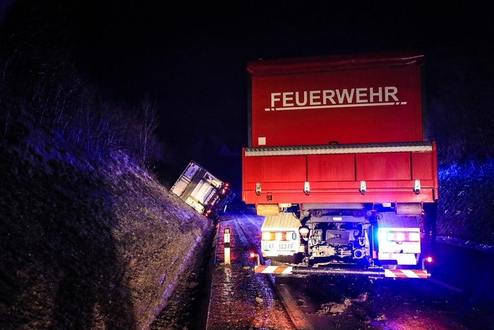 Während der Bergearbeiten des 40-Tonnen-Gefährts ging bereits der nächste Notruf ein.