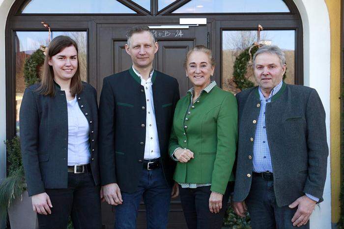 Das neue Führungsteam mit Geschäftsführerin Lisa Pfeiffer und Obmann Raser Markus folgte Maria-Luise Schlögl und Hermann Seidl nach (v.l.) 