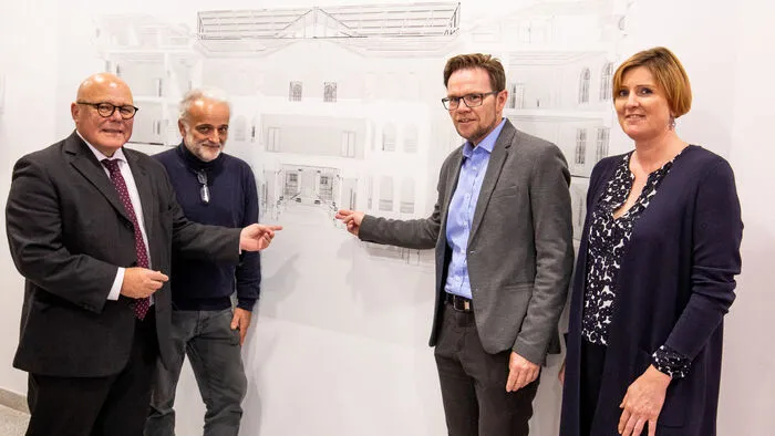 Am 5. Oktober wird am Klagenfurter Südring das neue Sammlungs- und Wissenschaftszentrum des Landesmuseums eröffnet. Im Eingangsbereich kann man bereits den Plan für das neue Landesmuseum sehen. Im Bild: Igor Pucker (Leitung Kulturabteilung), Landesmuseums-Direktor Christian Wieser, Reinhard Bachl (LIM), Geschäftsführerin Caroline Steiner